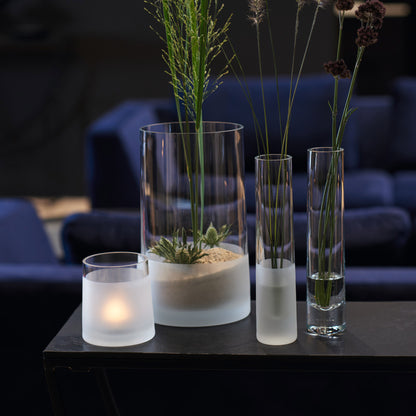 Tre vaser i olika storlek med frostat glas och en smal vas i klarglas