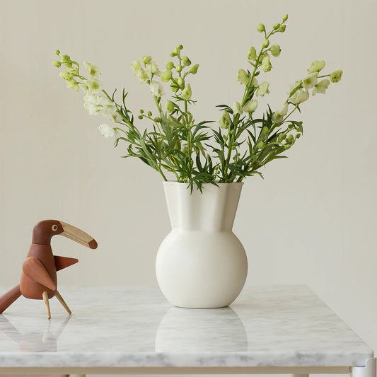 Sweeping Top vit vas från Spring Copenhagen i keramik